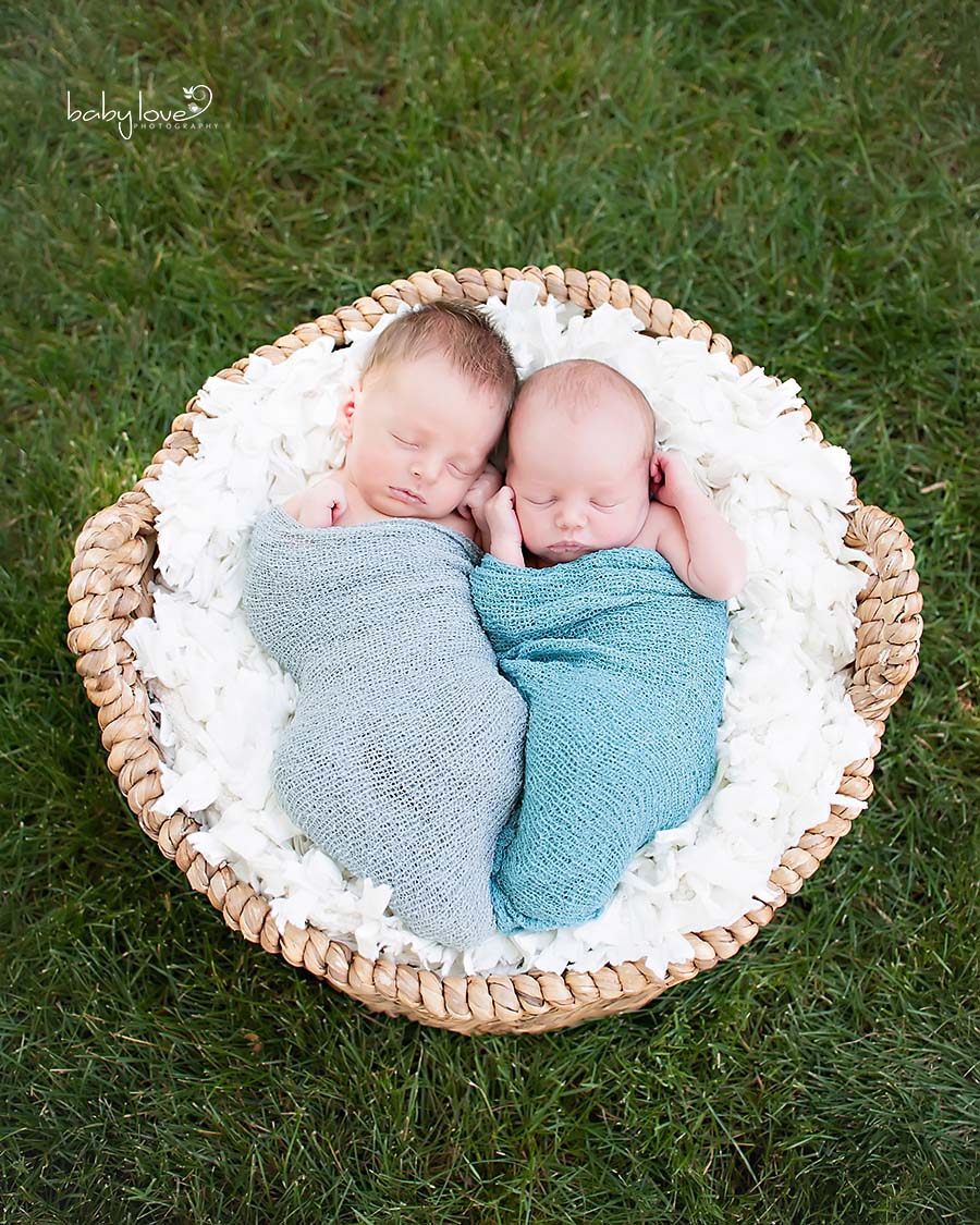 Southfield Michigan photographer captures Newborn Twin boys